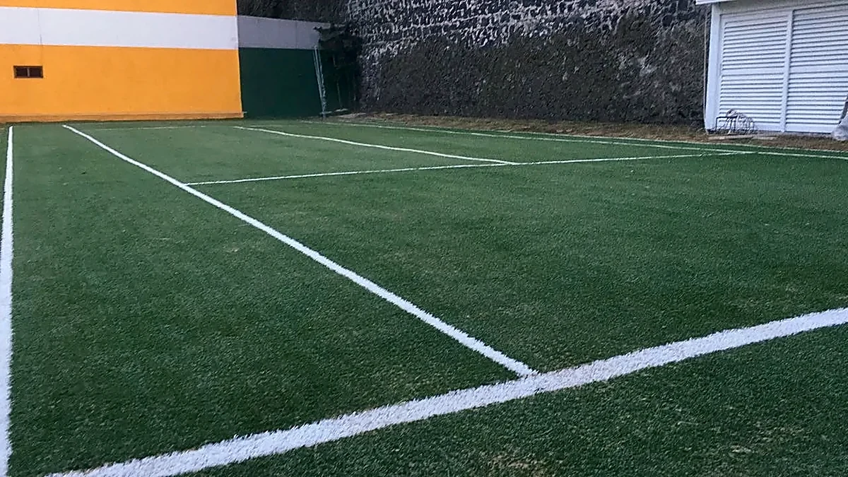 Cancha de tenis con pasto sintético en Coyoacán, Ciudad de México: superficie recién terminada