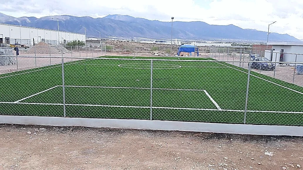 Cancha de fútbol 5 con pasto sintético en Parque Industrial Server, Ramos Arizpe, Coahuila: líneas insertadas en el pasto sintético