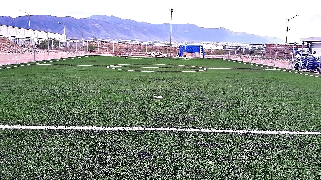 Cancha de fútbol 5 con pasto sintético en Parque Industrial Server, Ramos Arizpe, Coahuila: otra vista de la cancha
