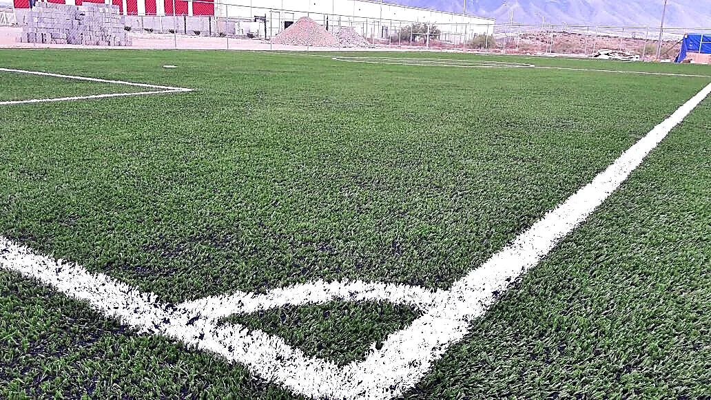 Detalle del pasto sintético de la cancha de fútbol 5 en Ramos Arizpe, Coahuila