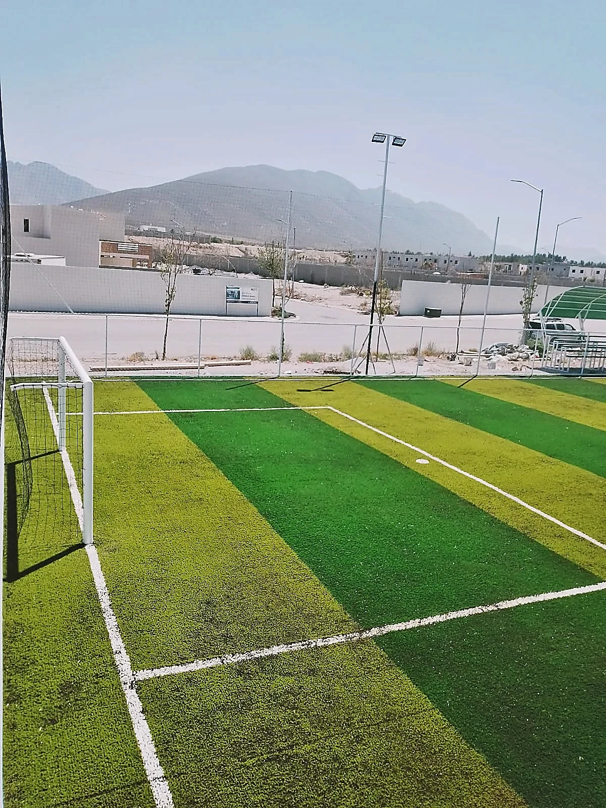 Cancha de fútbol 7 con pasto sintético en Fraccionamiento Santa Elena Residencial, Arteaga, Coahuila: líneas de juego insertadas en el mismo pasto