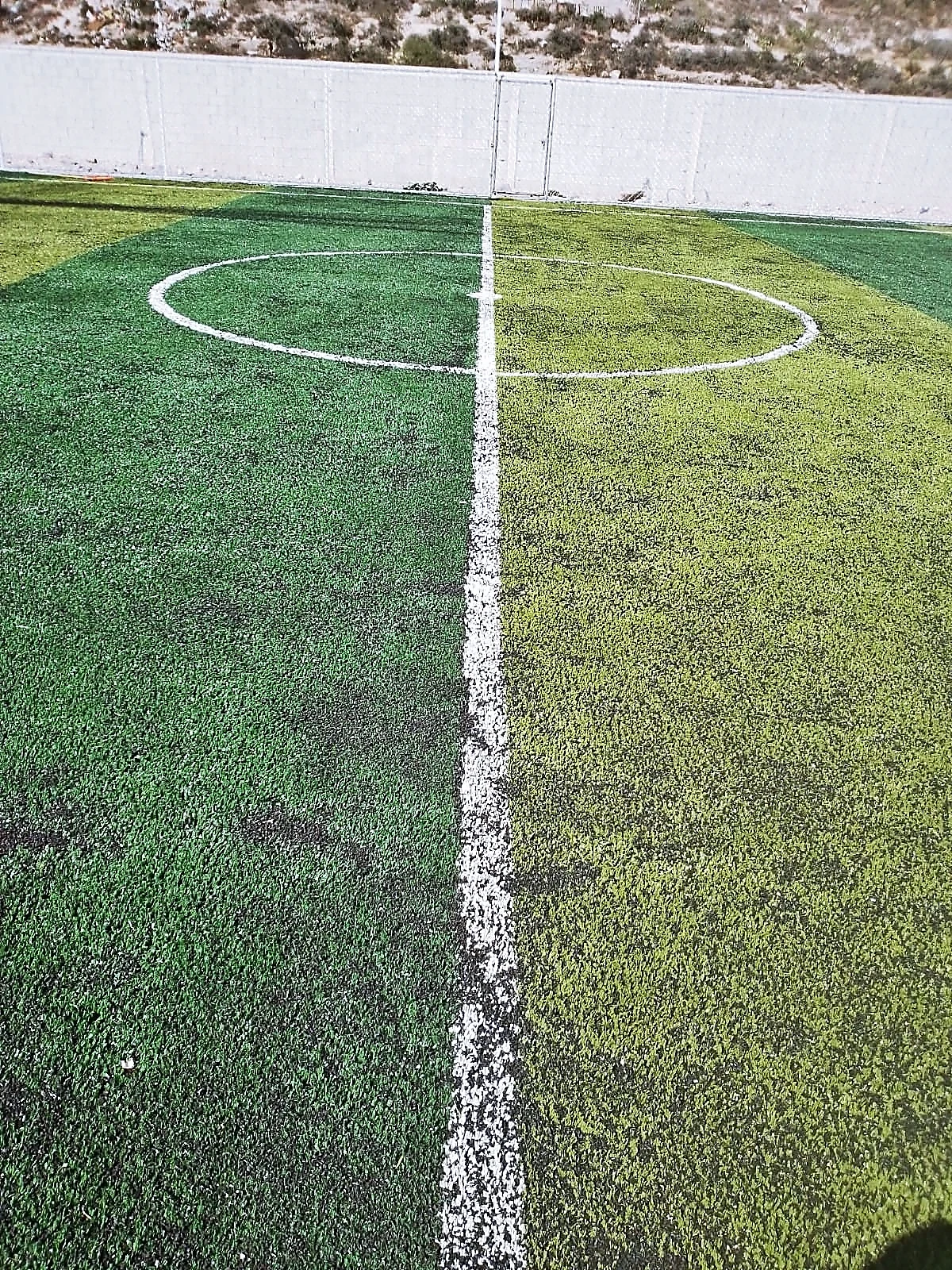 Cancha de fútbol 7 con pasto sintético en Fraccionamiento Santa Elena Residencial, Arteaga, Coahuila: pasto sintético deportivo recién cepillado