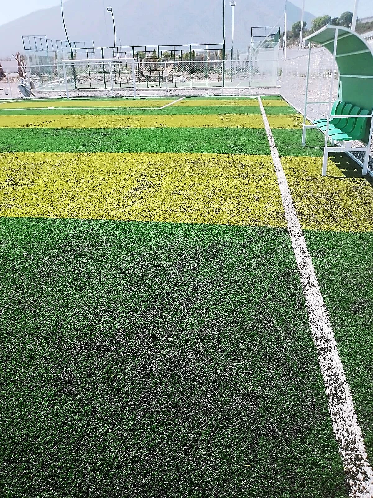Cancha de fútbol 7 con pasto sintético en Fraccionamiento Santa Elena Residencial, Arteaga, Coahuila: vista de la cancha y su entorno