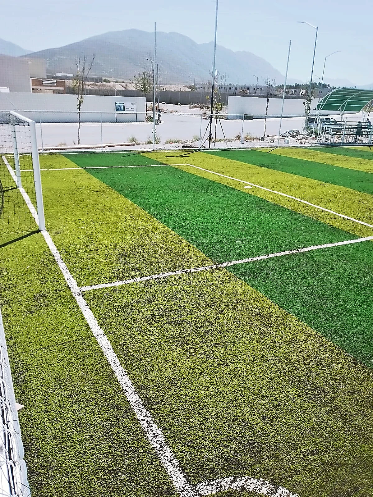 Detalle del pasto sintético de la cancha de fútbol 7 en Arteaga, Coahuila