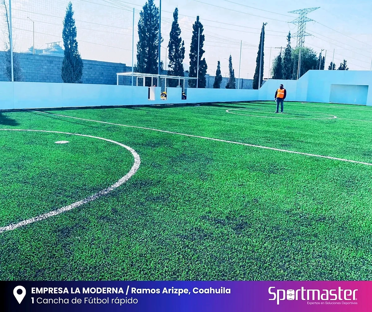 Detalle del pasto sintético de la cancha de fútbol rápido en Ramos Arizpe, Coahuila