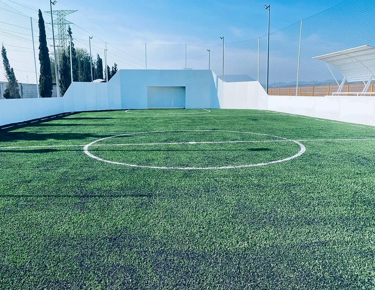 Cancha de fútbol rápido con pasto sintético en Ramos Arizpe, Coahuila: líneas de juego insertadas en el pasto