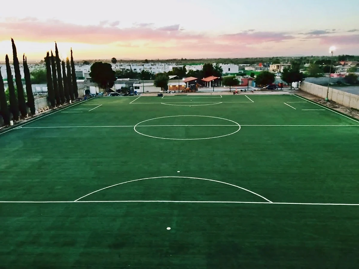 Cancha de fútbol soccer con pasto sintético en La Guardia Soccer Academy, Torreón
