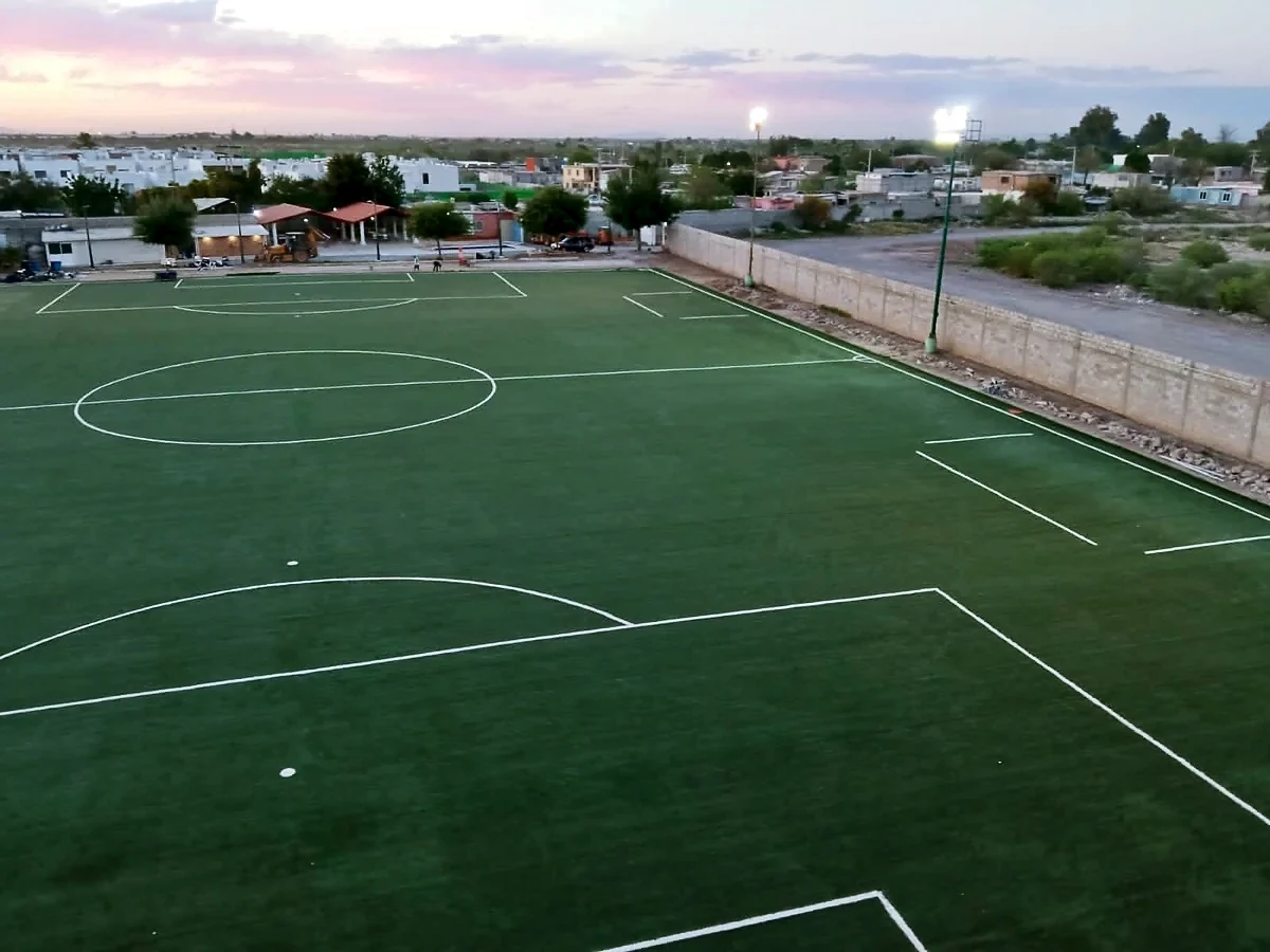 Cancha de fútbol soccer con pasto sintético en La Guardia Soccer Academy, Torreón, Coahuila: otra vista de la cancha