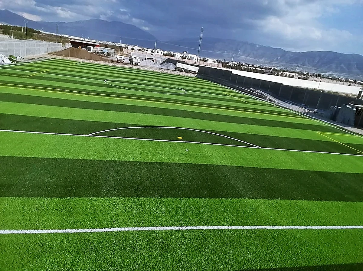 Cancha de fútbol soccer con pasto sintético en Saltillo, Coahuila
