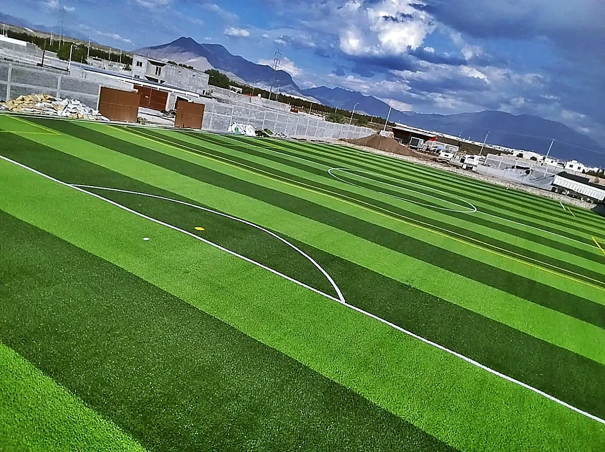 Cancha de fútbol soccer con pasto sintético en Saltillo, Coahuila: la cancha desde la línea lateral
