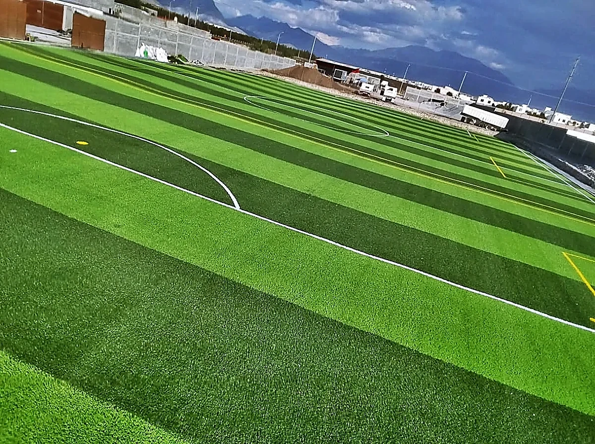 Cancha de fútbol soccer con pasto sintético en Saltillo, Coahuila: otra vista de la cancha