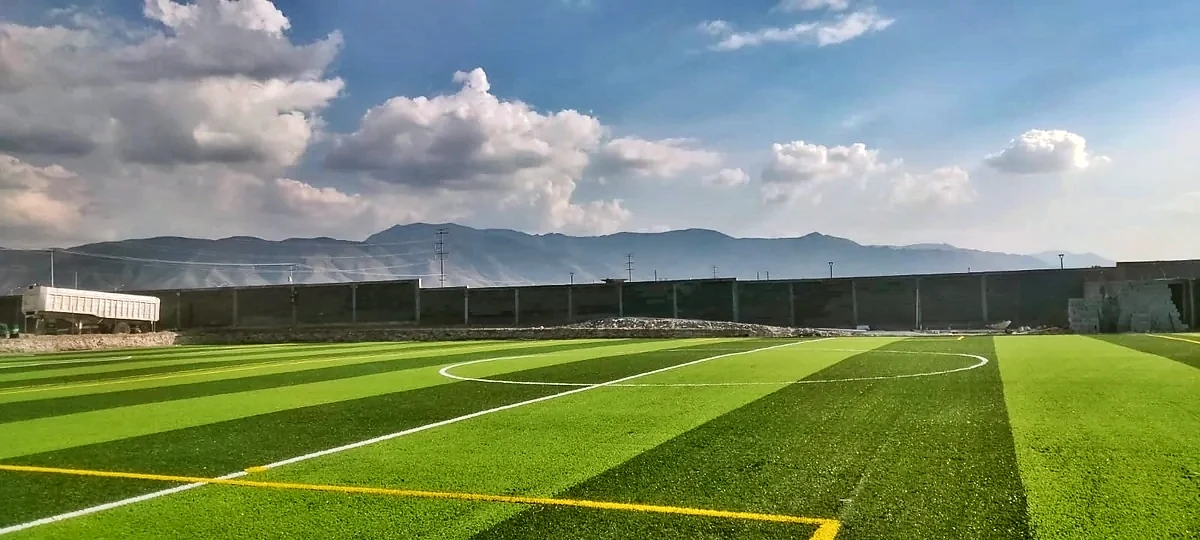 Cancha de fútbol soccer con pasto sintético en Saltillo, Coahuila: pasto sintético deportivo recién cepillado