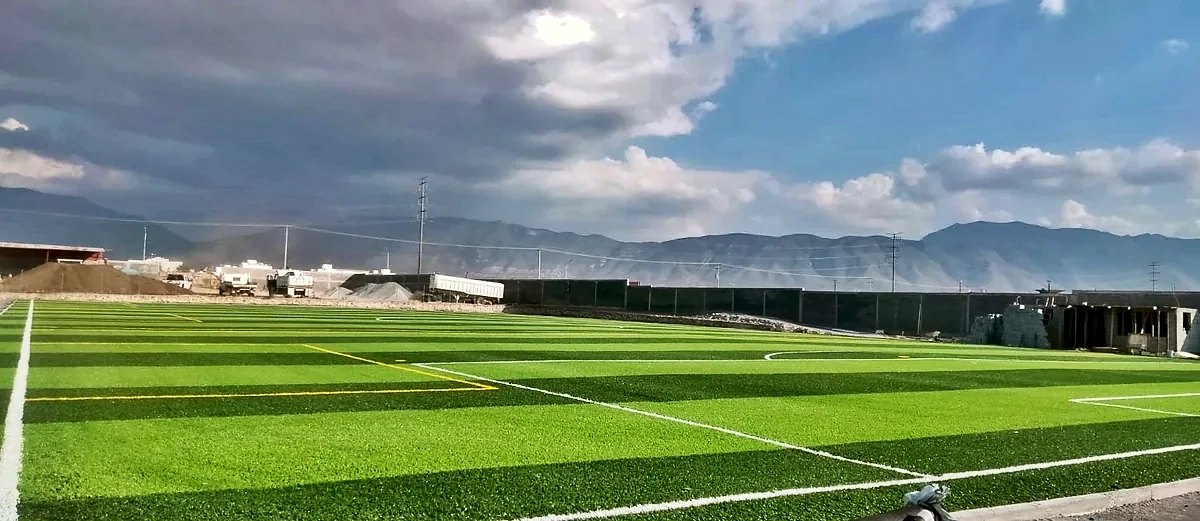 Cancha de fútbol soccer con pasto sintético en Saltillo, Coahuila: vista de la cancha y su entorno