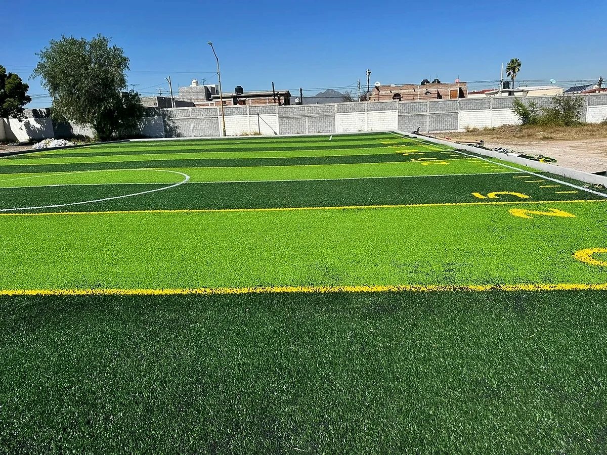 Cancha de tochito con pasto sintético en CBTIS 97, Saltillo, Coahuila: otra vista de la cancha