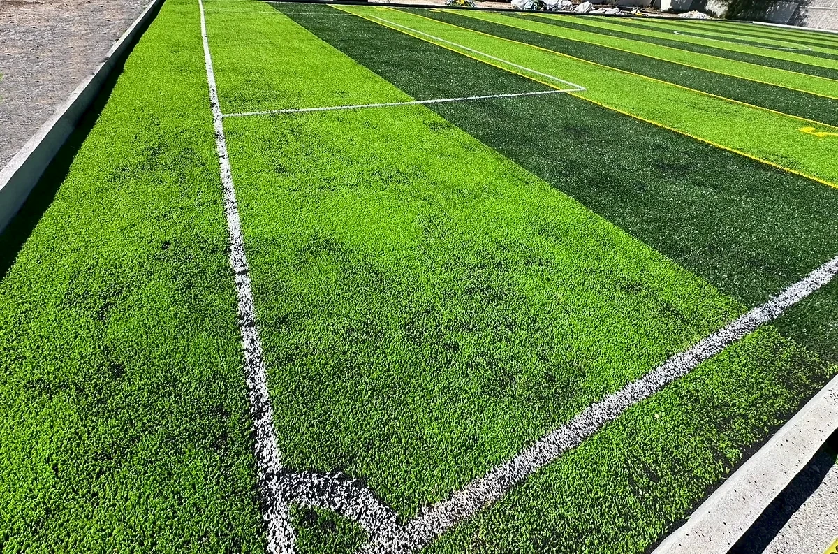 Cancha de tochito con pasto sintético en CBTIS 97, Saltillo, Coahuila: pasto sintético deportivo recién cepillado