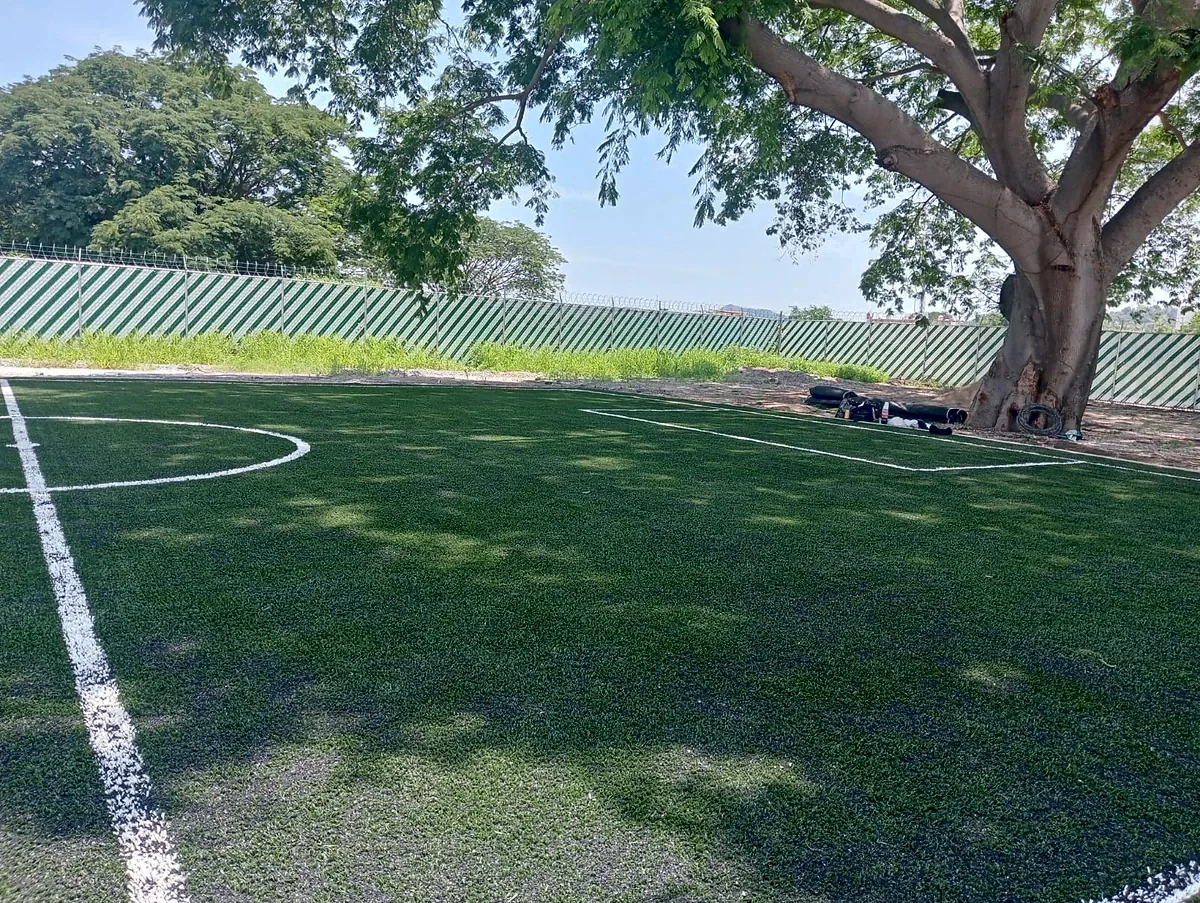 Detalle del pasto sintético de la cancha de fútbol 5 en Manzanillo, Colima