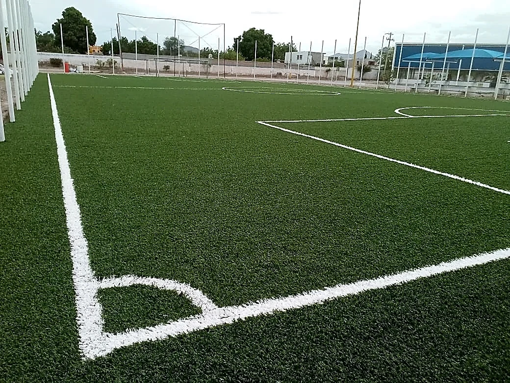 Detalle del pasto sintético de la cancha de fútbol 5 en Gómez Palacio, Durango