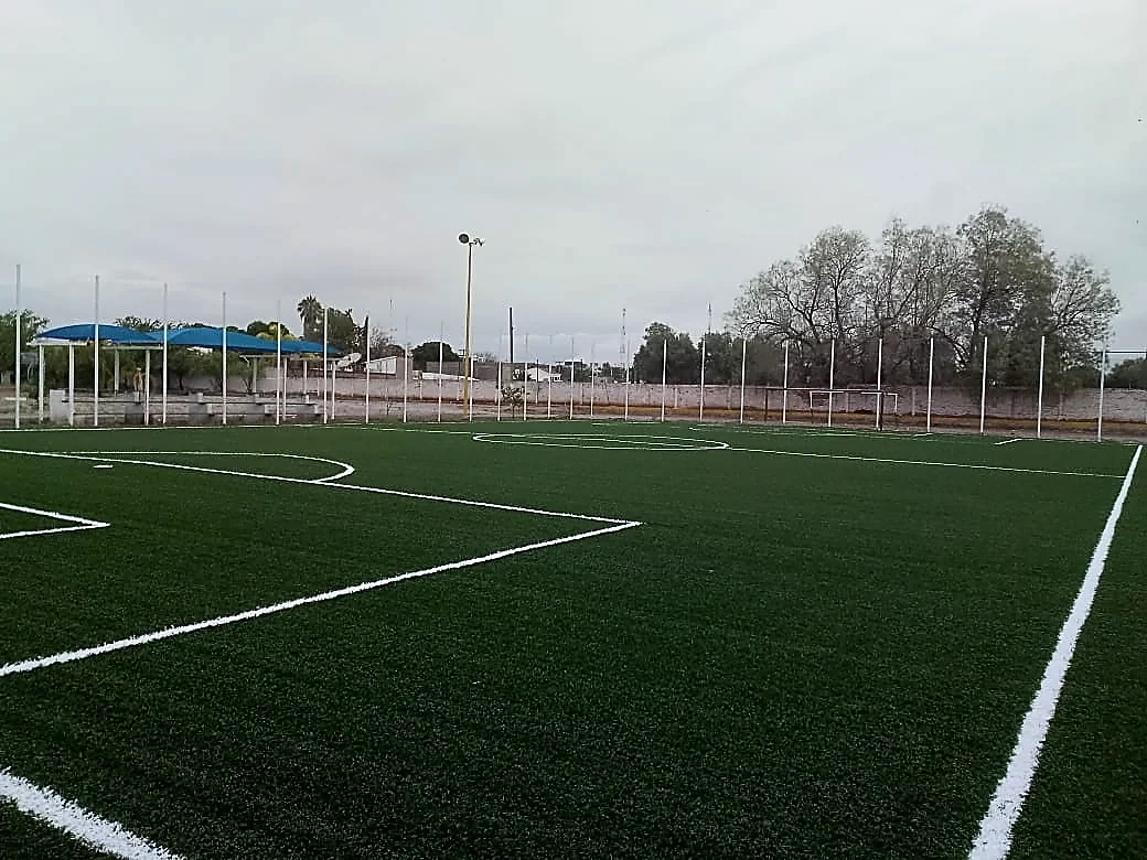 Cancha de fútbol 5 con pasto sintético en Gómez Palacio, Durango: líneas insertadas en el pasto sintético