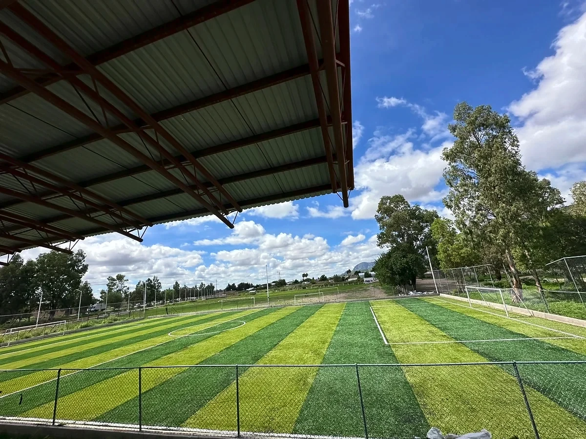 Detalle del pasto sintético de la cancha de fútbol 7 en Canatlán, Durango