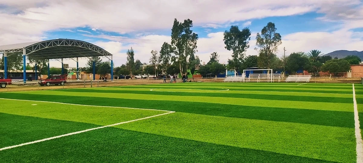 Cancha de fútbol 7 con pasto sintético en Escuela Primaria 20 de Noviembre, José Guadalupe Aguilera, Durango: la cancha desdel fondo