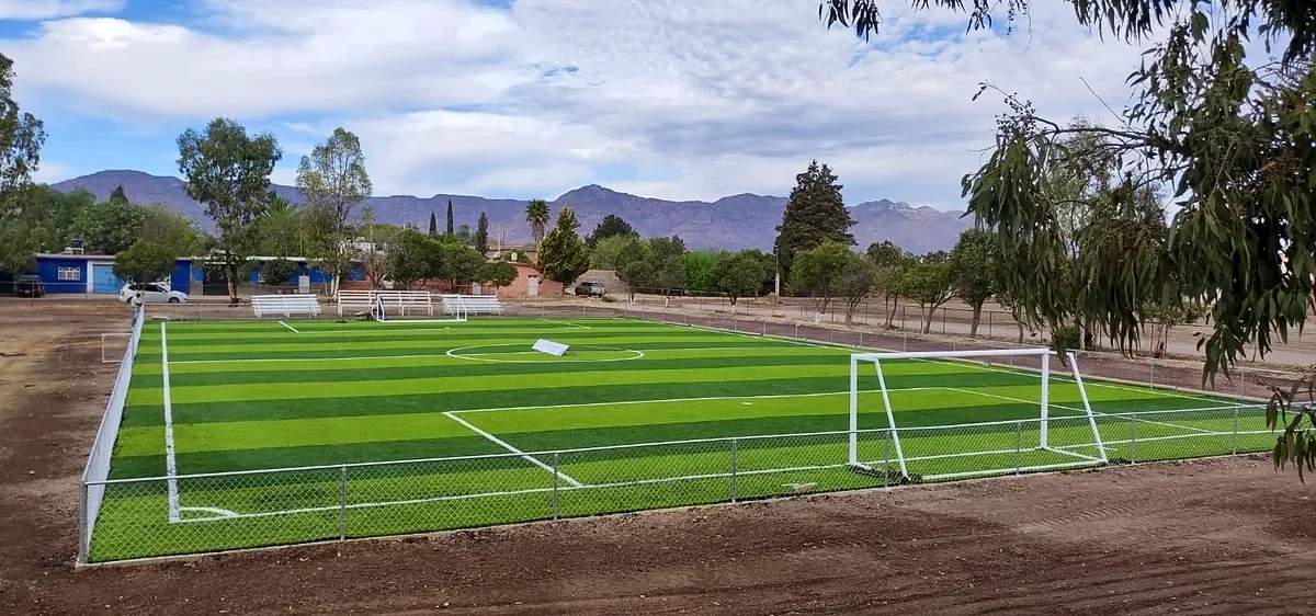 Detalle del pasto sintético de la cancha de fútbol 7 en José Guadalupe Aguilera, Durango