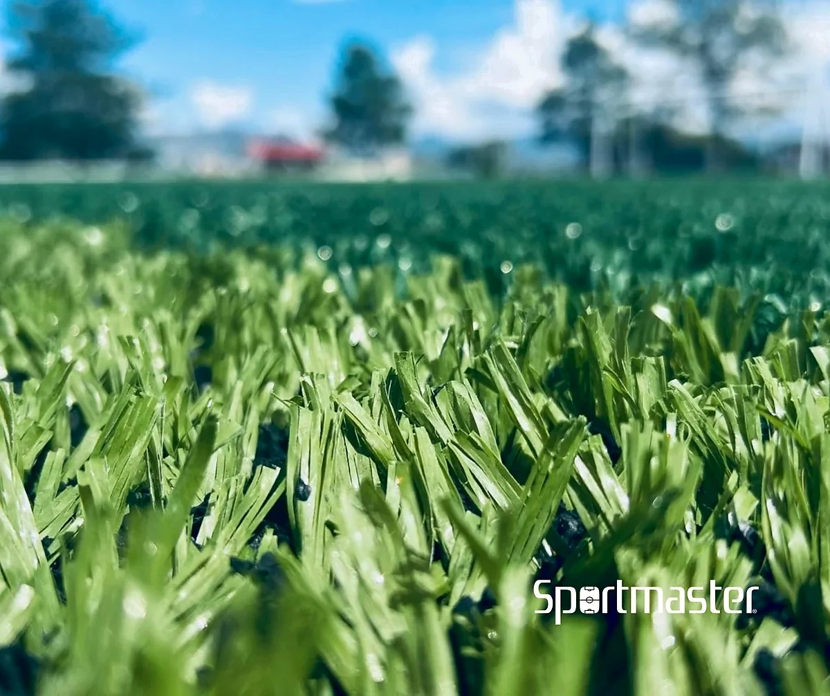 Detalle del pasto sintético de la cancha de fútbol soccer en Santiago Papasquiaro, Durango