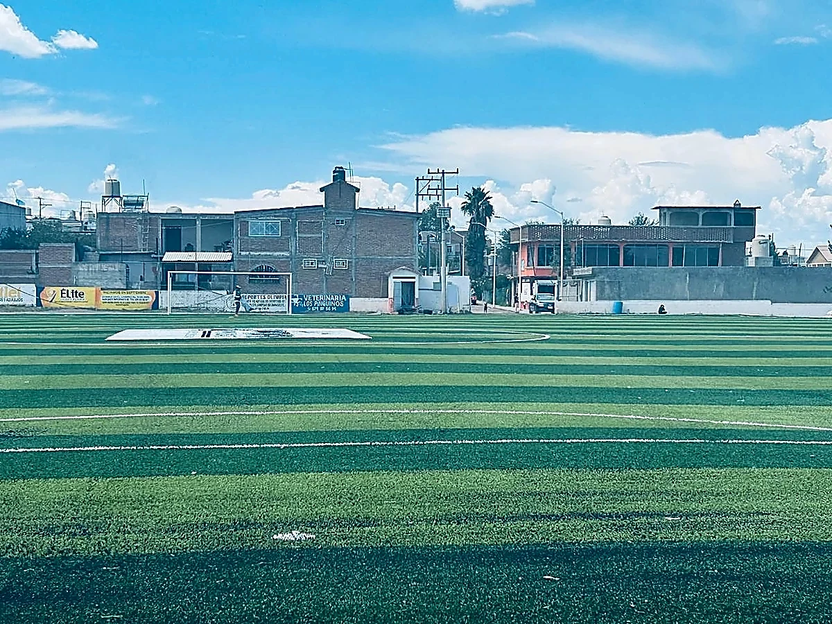 Cancha de fútbol soccer con pasto sintético en Santiago Papasquiaro, Durango: líneas de juego insertadas en el pasto