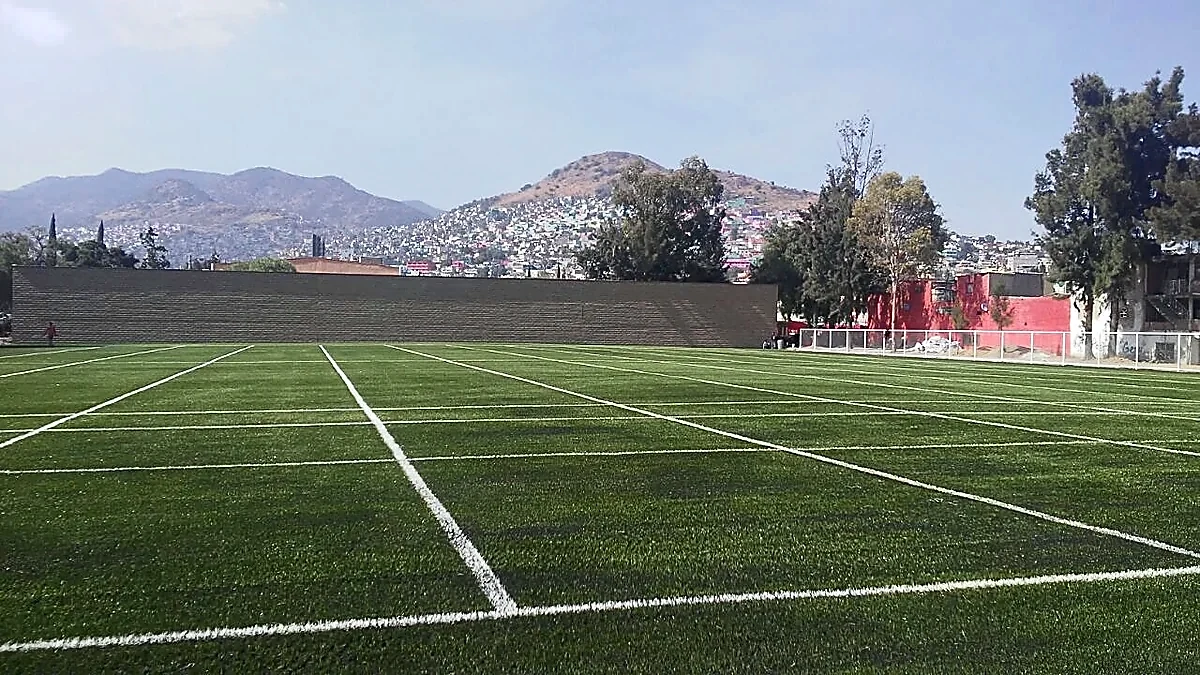 Área de tiro al blanco con pasto sintético con pasto sintético en Deportivo Siervo de la Nación, Ecatepec, Estado de México: pasto sintético instalado