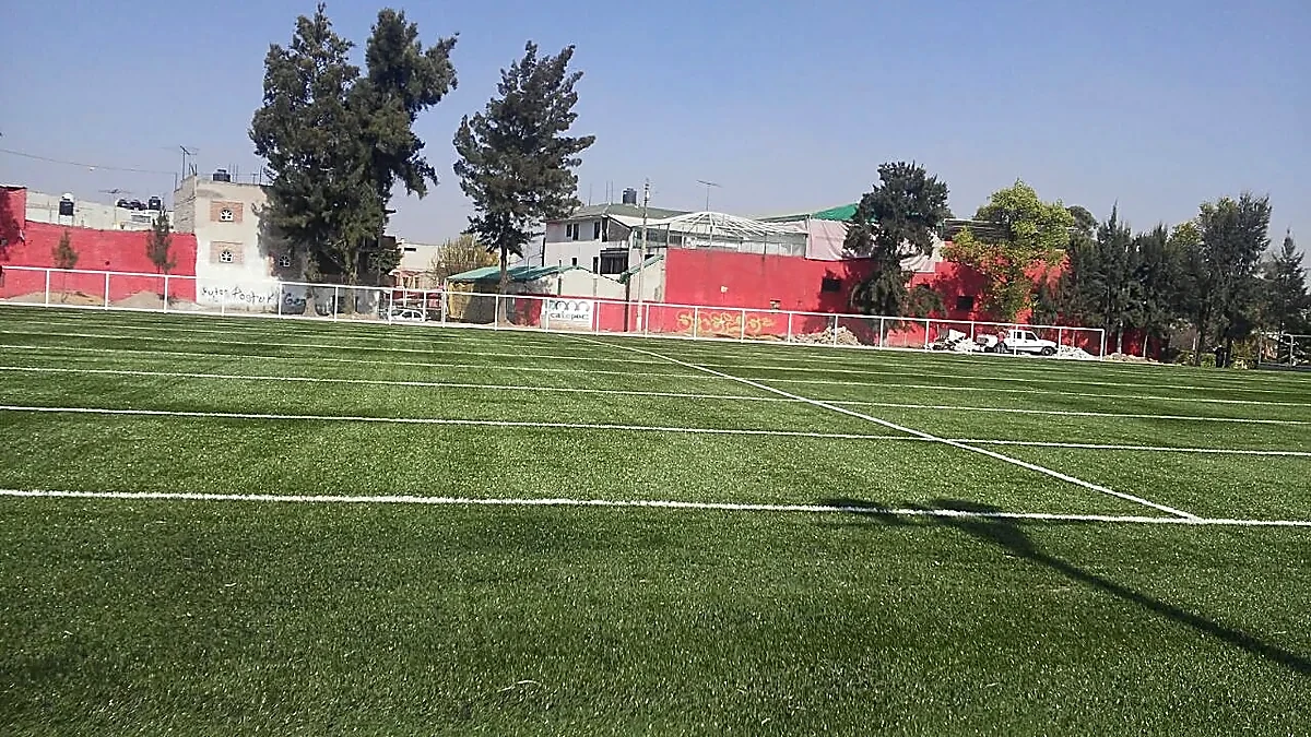 Área de tiro al blanco con pasto sintético con pasto sintético en Deportivo Siervo de la Nación, Ecatepec, Estado de México: el área desde otro ángulo