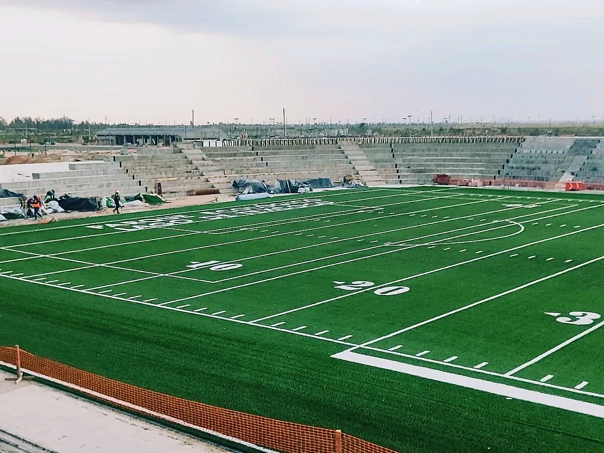 Yardas 40 y 50 con logotipo central insertado en el pasto sintético del campo de fútbol americano en Texcoco, Estado de México