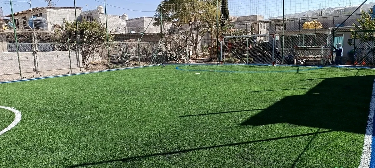 Cancha de fútbol 5 con pasto sintético en Cancha Monumental San Pablo, Chimalhuacán, Estado de México: otra vista de la cancha