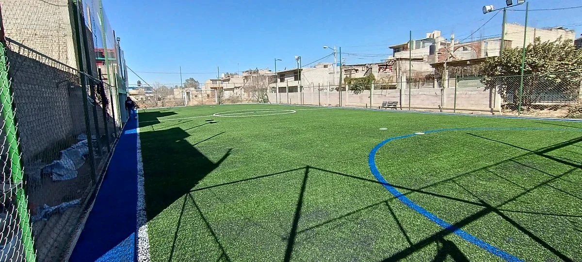Detalle del pasto sintético de la cancha de fútbol 5 en Chimalhuacán, Estado de México