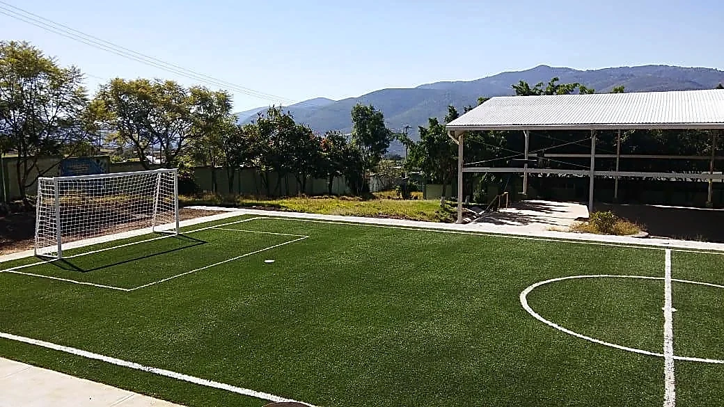 Cancha de fútbol 5 con pasto sintético en CBT Cuauhtinchán, Malinalco