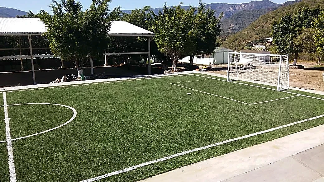 Cancha de fútbol 5 con pasto sintético en CBT Cuauhtinchán, Malinalco, Estado de México: otra vista de la cancha