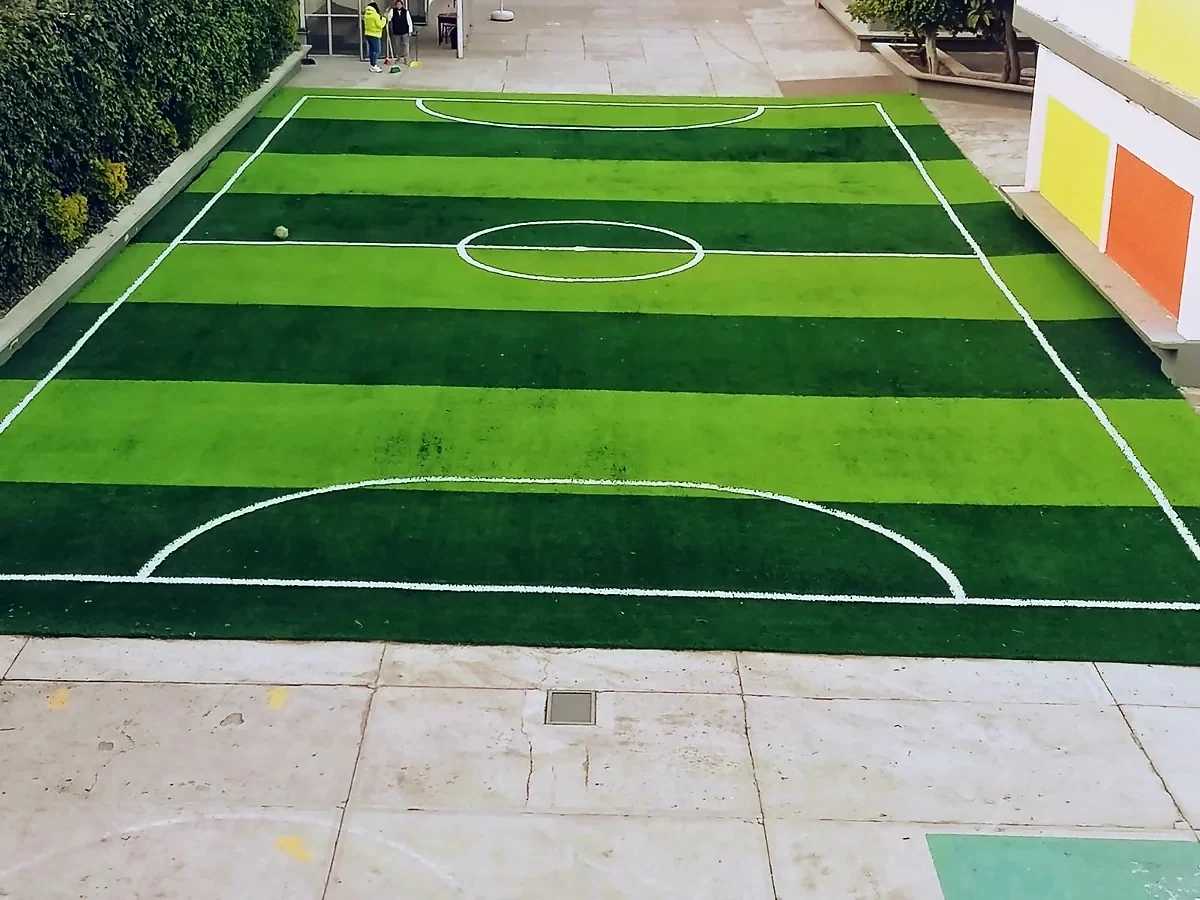 Cancha de fútbol 5 con pasto sintético en Coacalco, Estado de México: líneas insertadas en el pasto sintético