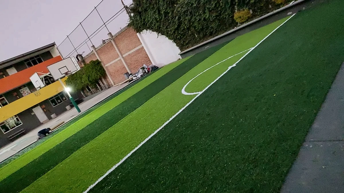 Detalle del pasto sintético de la cancha de fútbol 5 en Coacalco, Estado de México