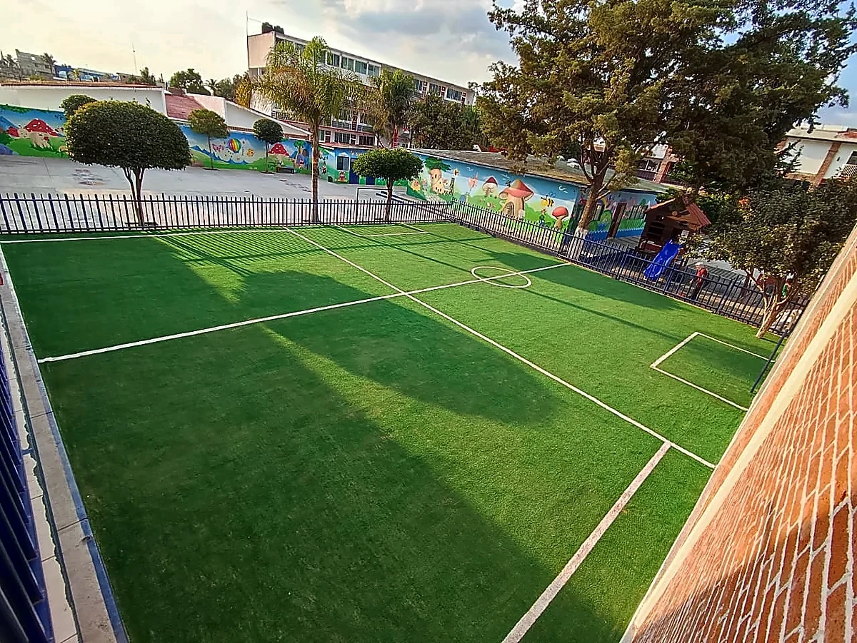 Cancha de fútbol 5 con pasto sintético en Colegio Yamier, San Andrés Chiautla