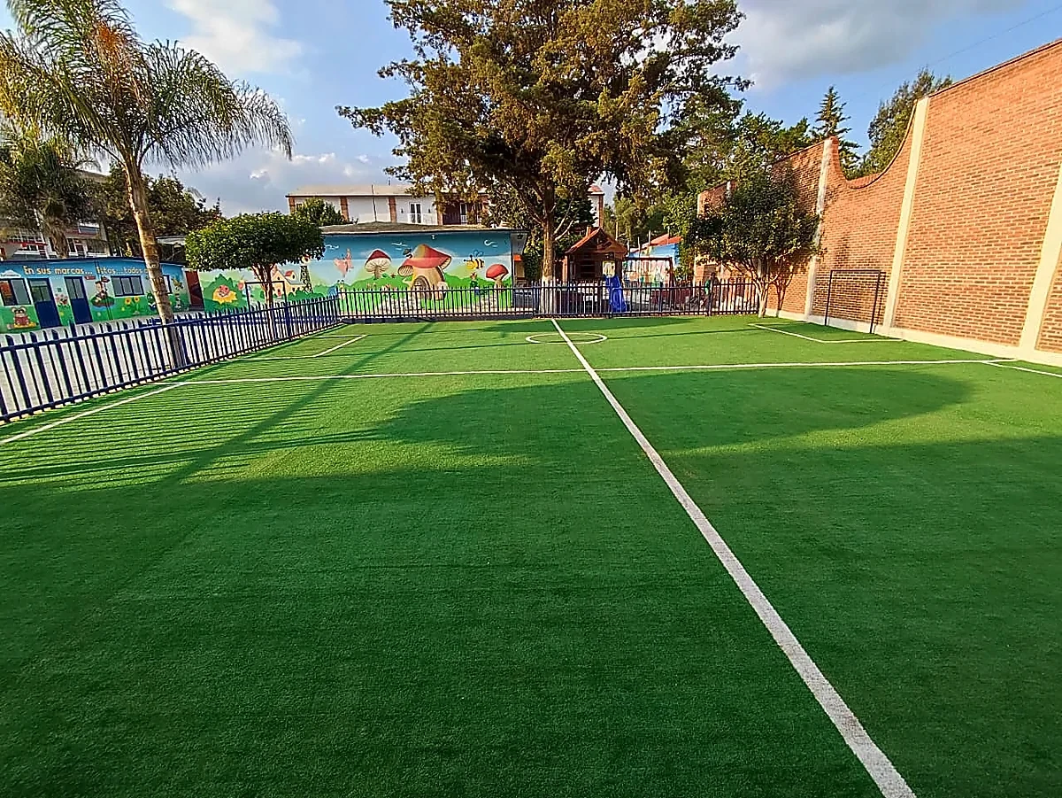 Cancha de fútbol 5 con pasto sintético en Colegio Yamier, San Andrés Chiautla, Estado de México: líneas insertadas en el pasto sintético