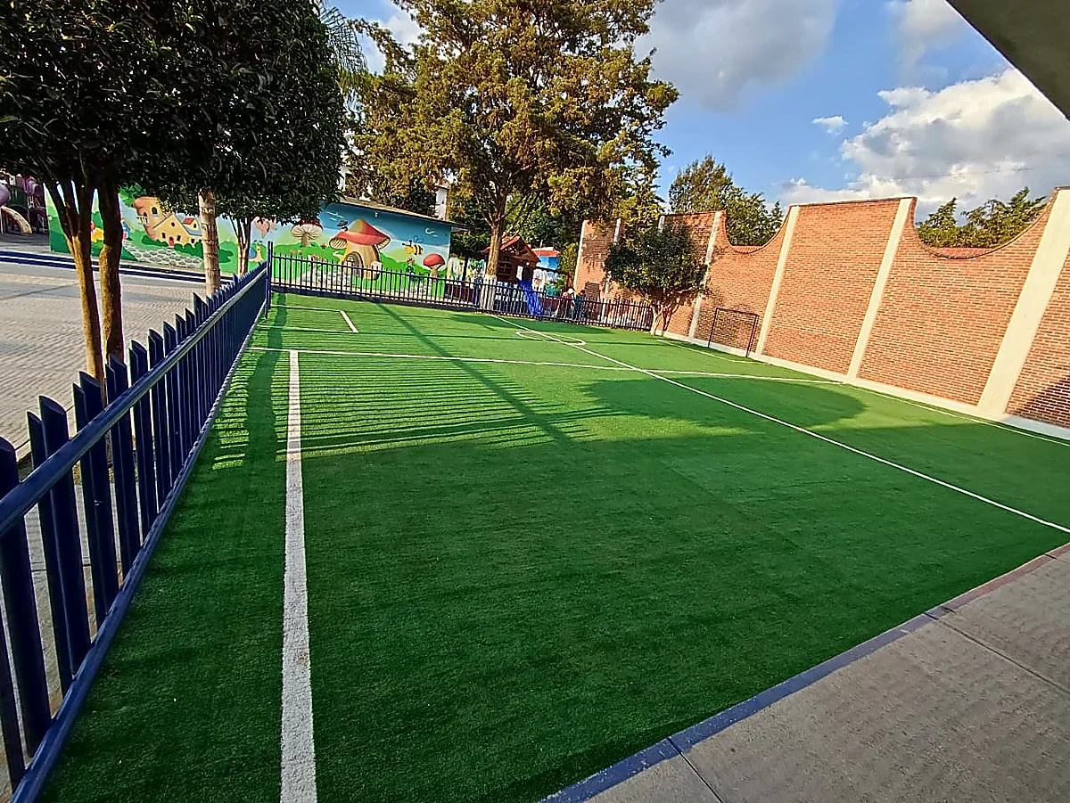 Detalle del pasto sintético de la cancha de fútbol 5 en San Andrés Chiautla, Estado de México