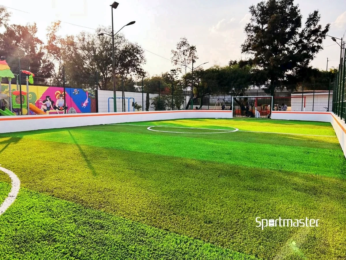 Cancha de fútbol 5 con pasto sintético en Deportivo Citlaltepec, Ecatepec, Estado de México: otra vista de la cancha