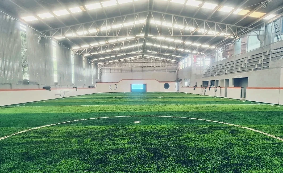 Cancha de fútbol 5 con pasto sintético en Deportivo El Cid, Ecatepec, Estado de México: líneas insertadas en el pasto sintético