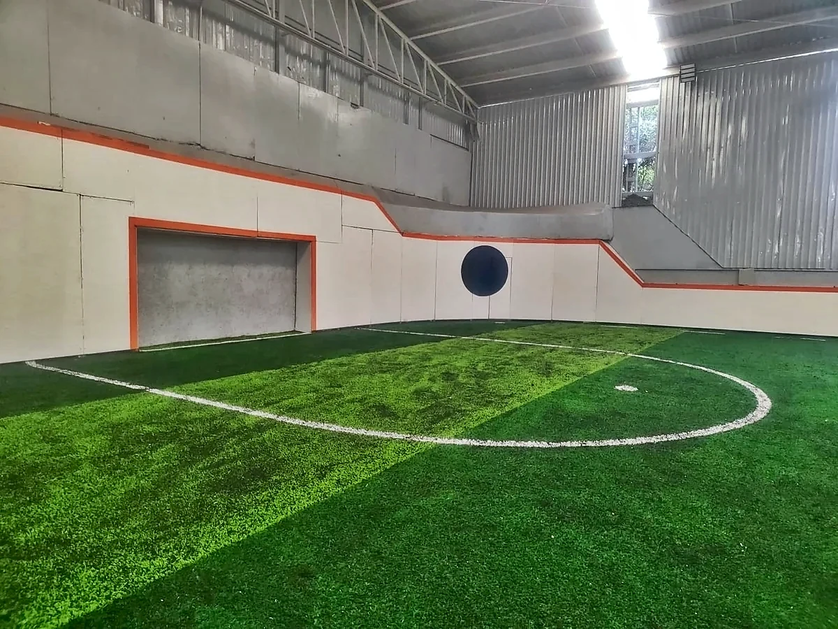 Cancha de fútbol 5 con pasto sintético en Deportivo El Cid, Ecatepec, Estado de México: la cancha desde la línea lateral
