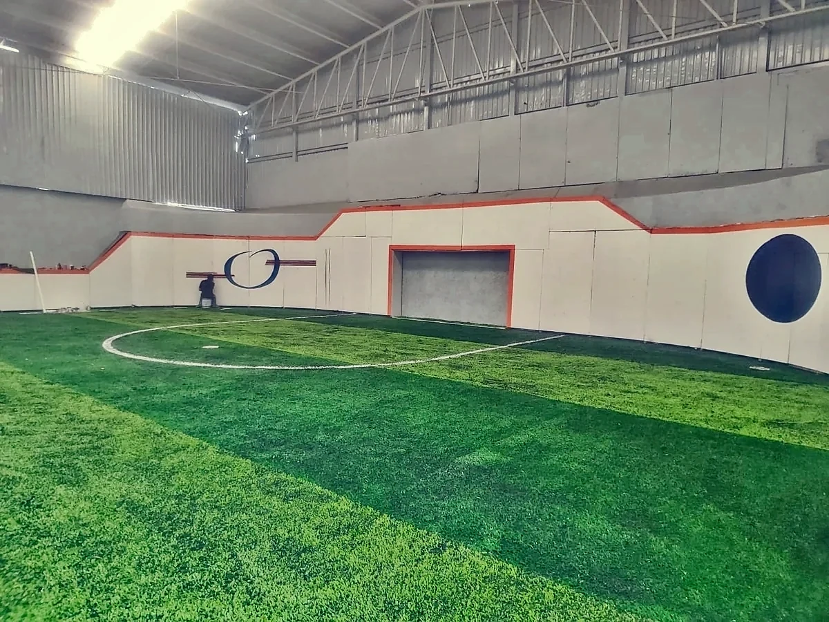 Cancha de fútbol 5 con pasto sintético en Deportivo El Cid, Ecatepec, Estado de México: otra vista de la cancha