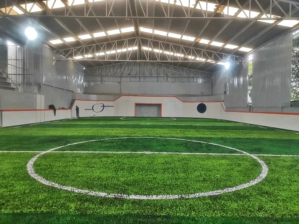 Cancha de fútbol 5 con pasto sintético en Deportivo El Cid, Ecatepec, Estado de México: pasto sintético deportivo recién cepillado