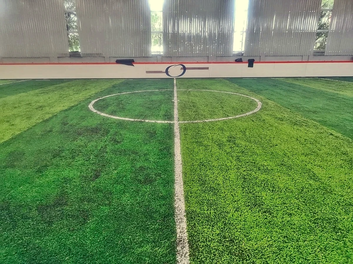 Cancha de fútbol 5 con pasto sintético en Deportivo El Cid, Ecatepec, Estado de México: la cancha desdel fondo
