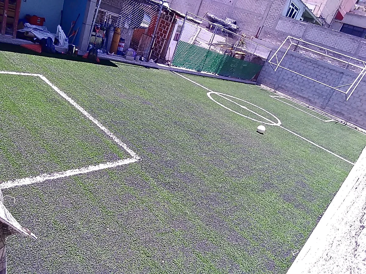 Cancha de fútbol 5 con pasto sintético en Ecatepec, Estado de México: la cancha desde la línea lateral