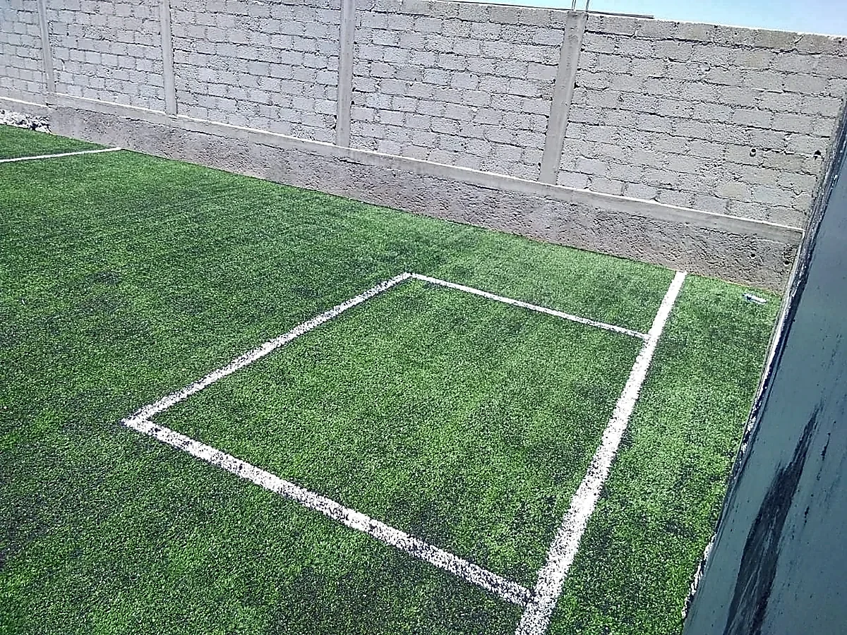 Cancha de fútbol 5 con pasto sintético en Ecatepec, Estado de México: otra vista de la cancha