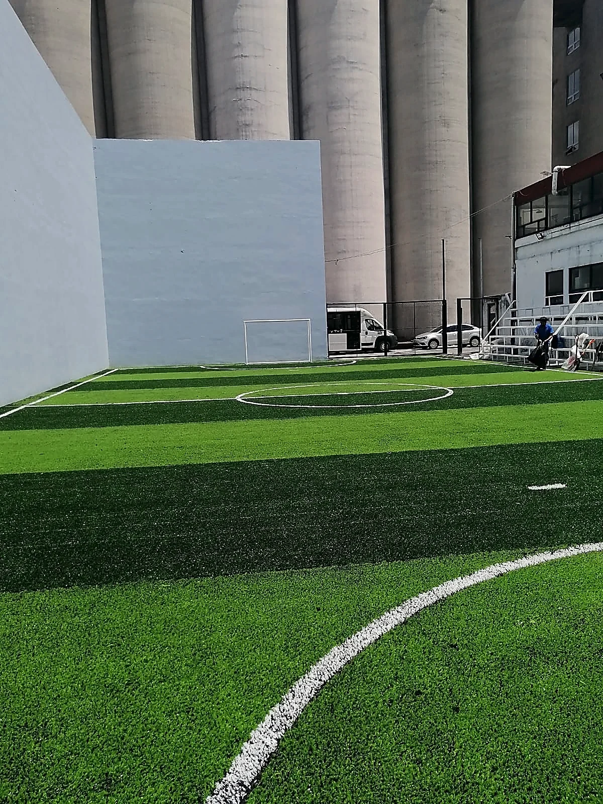 Cancha de fútbol 5 con pasto sintético en Empresa la Moderna, Toluca, Estado de México: líneas insertadas en el pasto sintético