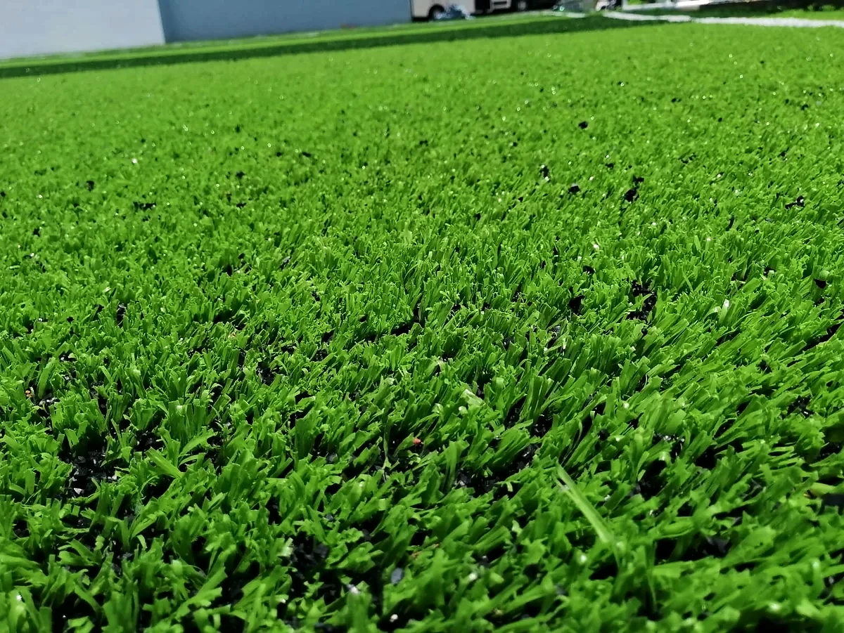 Detalle del pasto sintético de la cancha de fútbol 5 en Toluca, Estado de México