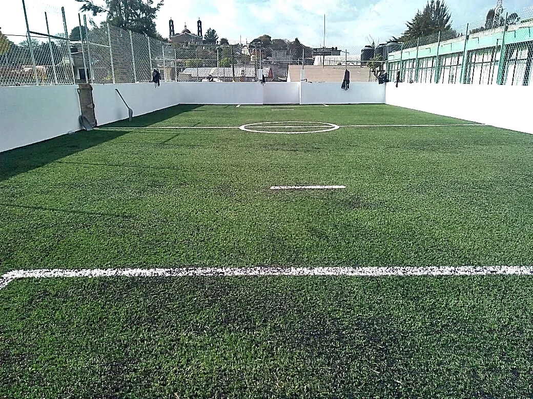 Cancha de fútbol 5 con pasto sintético en Escuela Primaria Benito Juárez, Zumpahuacán
